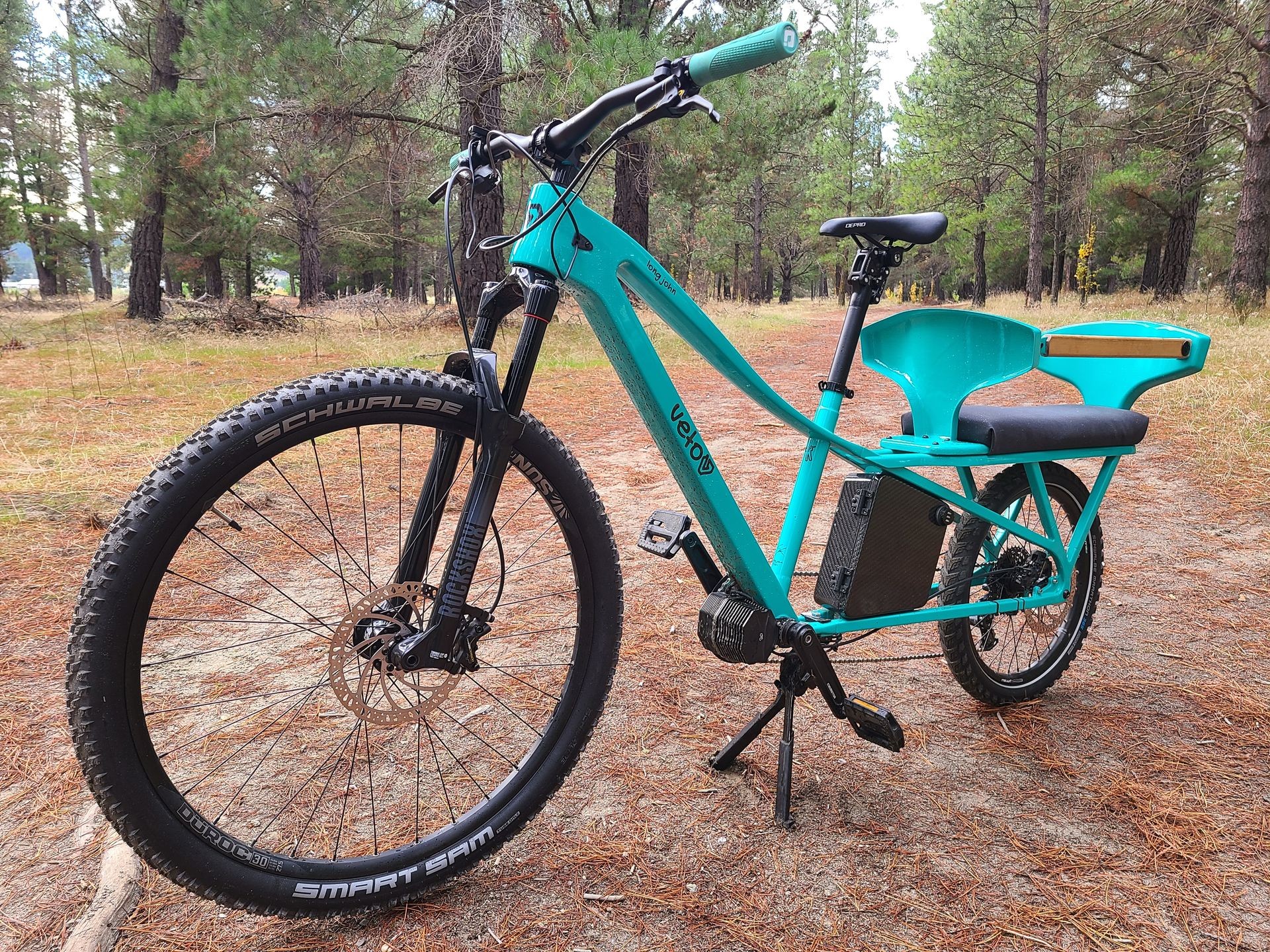 Side view of Long John all-terrain cargo bike with carry rack only